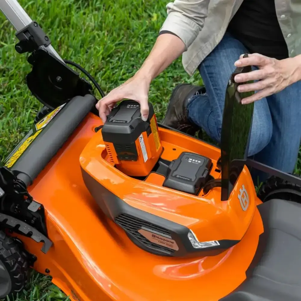 Cortador de Grama a Bateria LE322R s Bat e Carregador HUSQVARNA — fotografia 7