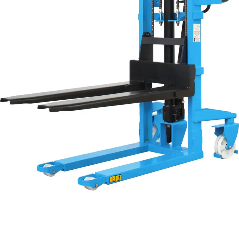 Empilhadeira hidráulica manual 1,5 TON elevação 1,6 metros 560 MM LM1516 Paletrans — fotografia 4
