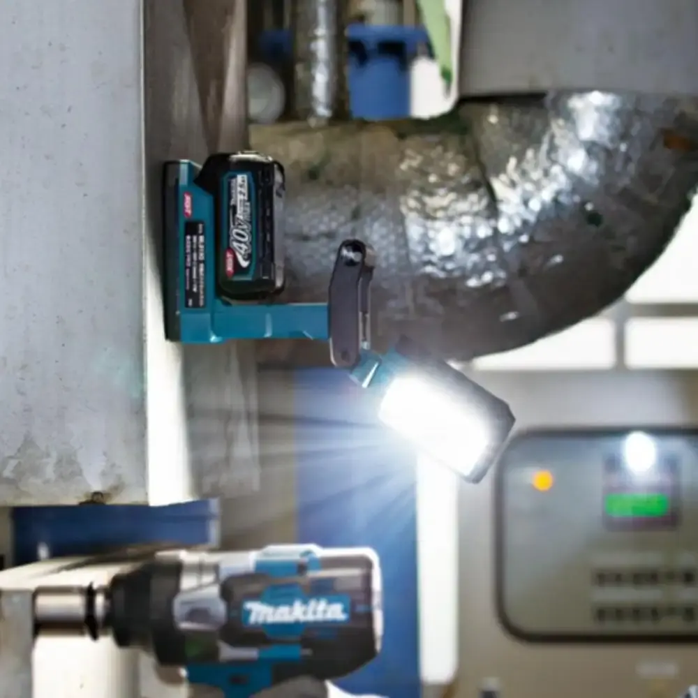 Lanterna LED magnética 40V DML013G XGT sem bateria e sem carregador Makita — fotografia 3