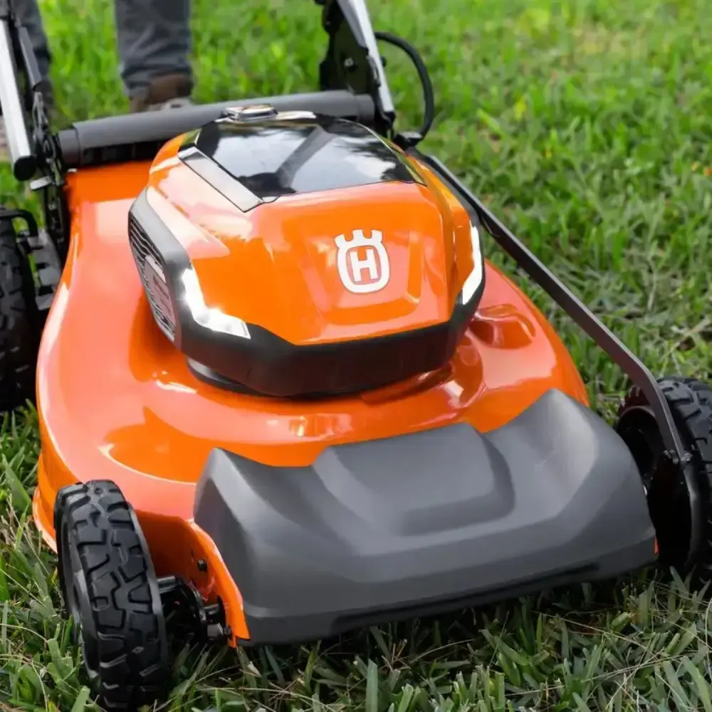 Cortador de grama a bateria LE322R com bateria 10AH e carregador Husqvarna — fotografia 4