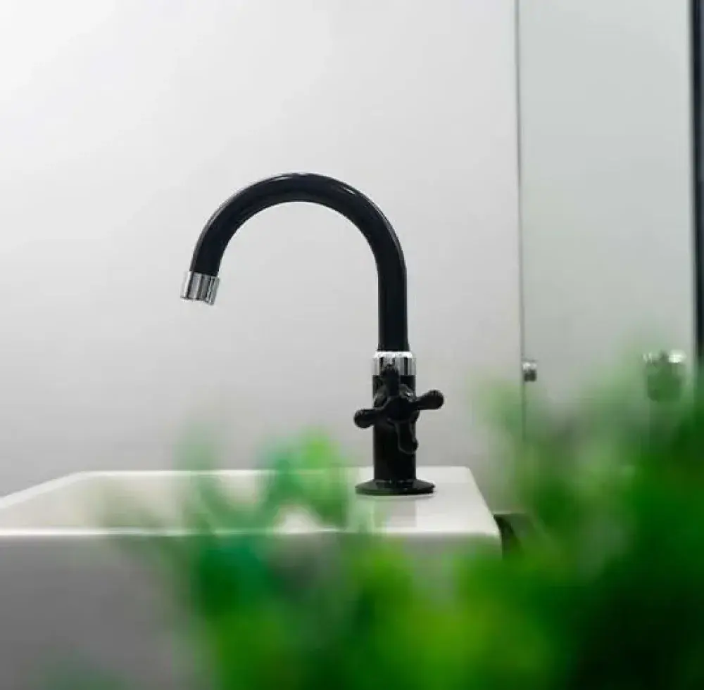 Torneira lavatório mesa bica alta marujá preto Viqua — fotografia 2