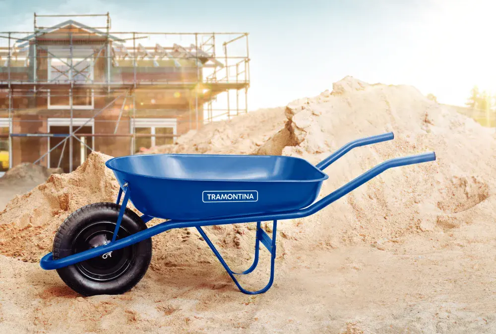 Carrinho de mão metálico caçamba rasa azul 50L Tramontina — fotografia 4