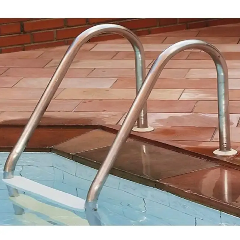 Escada para piscina 1.1/2 POL em aço inox com 3 degraus anatômicos em ABS Sodramar — fotografia 2