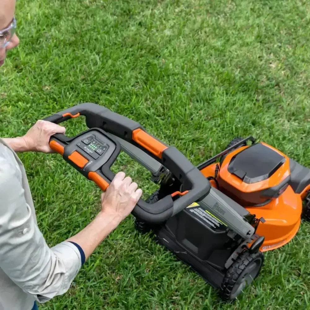 Cortador de grama a bateria LE322R com bateria 10AH e carregador Husqvarna — fotografia 2
