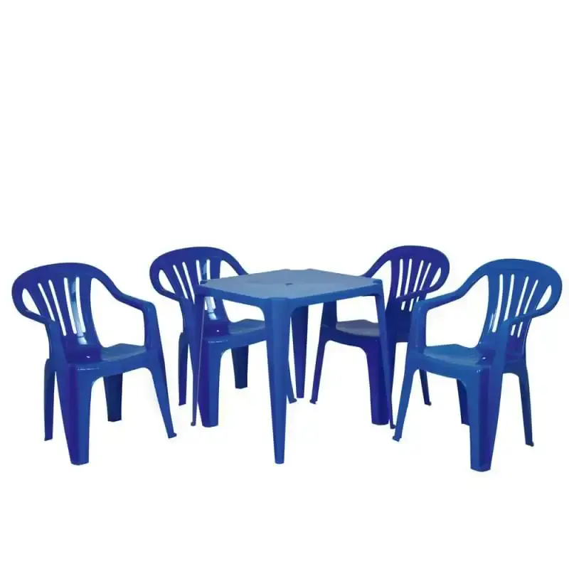 Conjunto de mesa com 4 cadeiras poltronas plásticas bela vista azul Mor — fotografia de referência