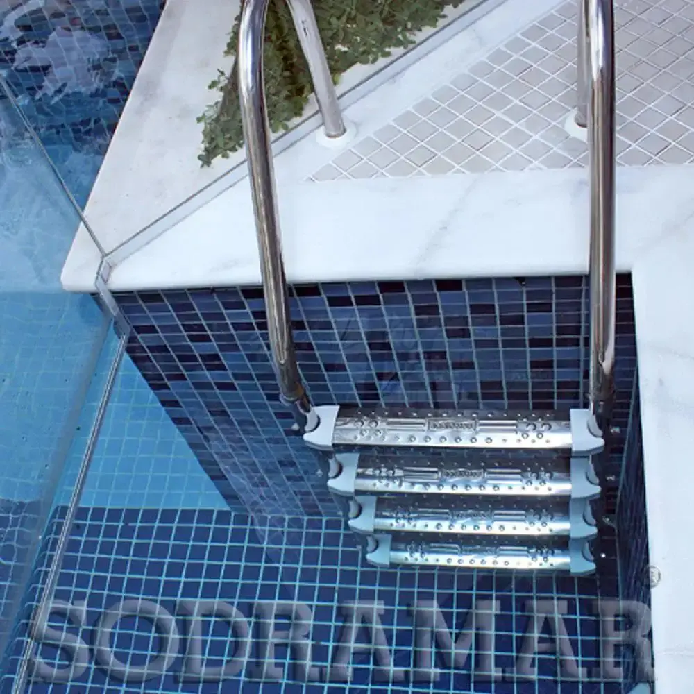 Escada para piscina 4 degraus em aço inox com degraus em ABS Sodramar 022791 — fotografia 3