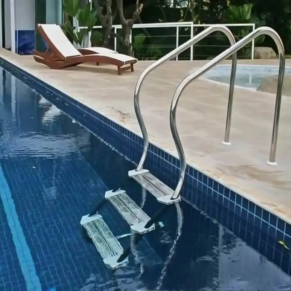 Escada confort em inox para piscinas 2 pol com 4 degraus Sodramar — fotografia 7