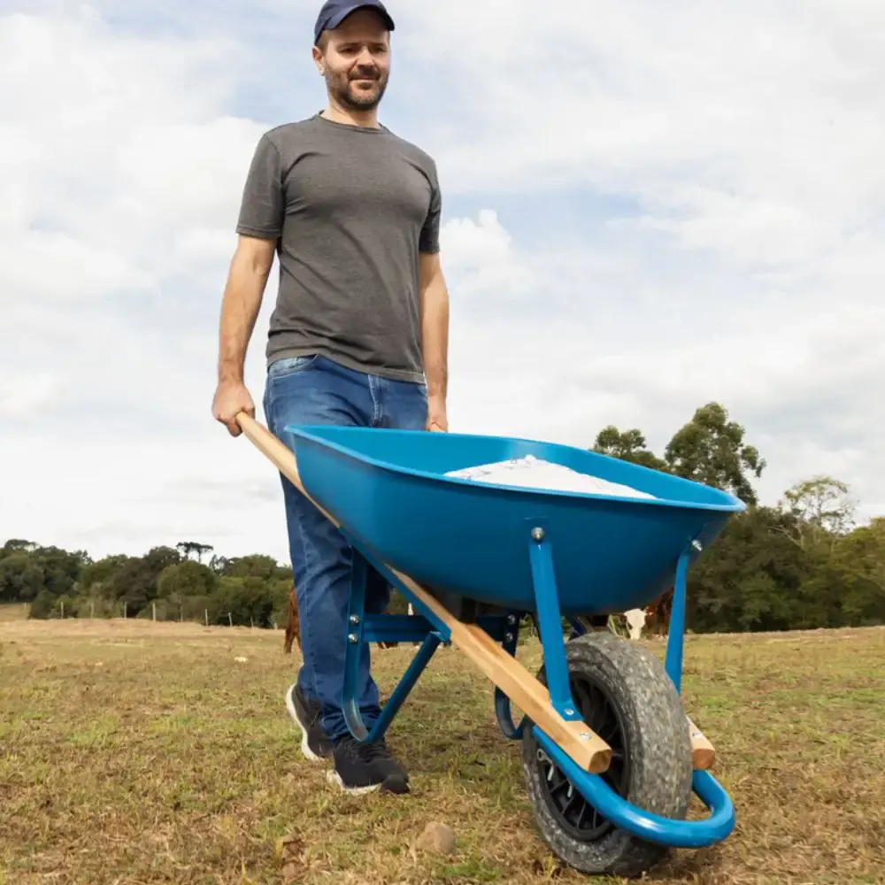 Carrinho de mão com caçamba plástica azul 50L Tramontina — fotografia 5