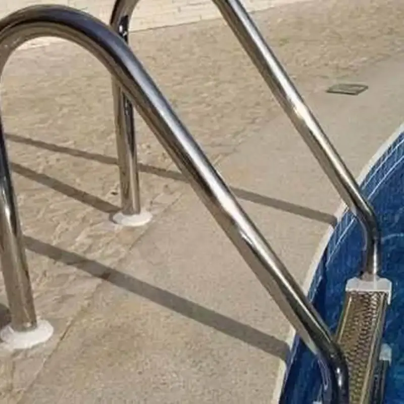 Escada para piscina 1.1/2 POL em aço inox com 3 degraus anatômicos em inox Sodramar — fotografia 2
