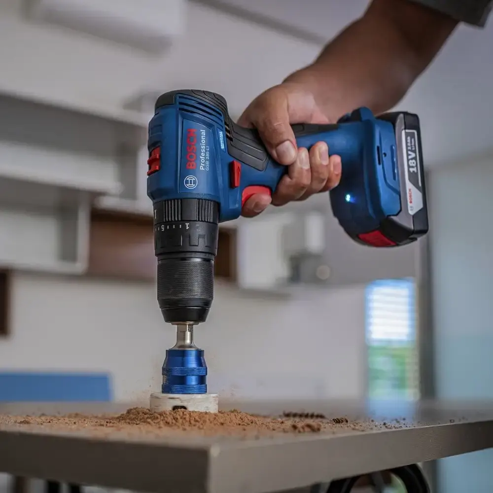 Parafusadeira de impacto 65NM brushless com 2 baterias 4,0AH carregador bivolt e estojo 15 peças Bosch — fotografia 10