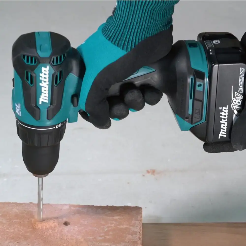 Parafusadeira furadeira de impacto a bateria 18V com 1 bateria 2AH carregador e bolsa Makita — fotografia 5