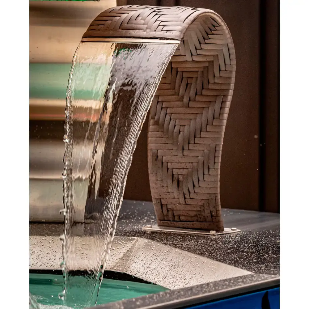 Cascata para Piscina 80 x 40 CM Aço Inox Revestida em Junco Naja Média EVALD — fotografia 5