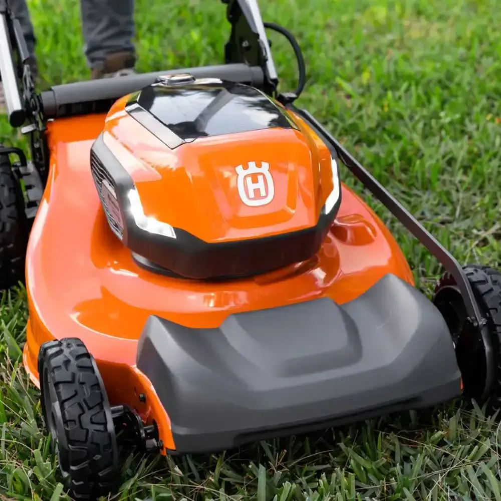 Cortador de Grama a Bateria LE322R s Bat e Carregador HUSQVARNA — fotografia 4